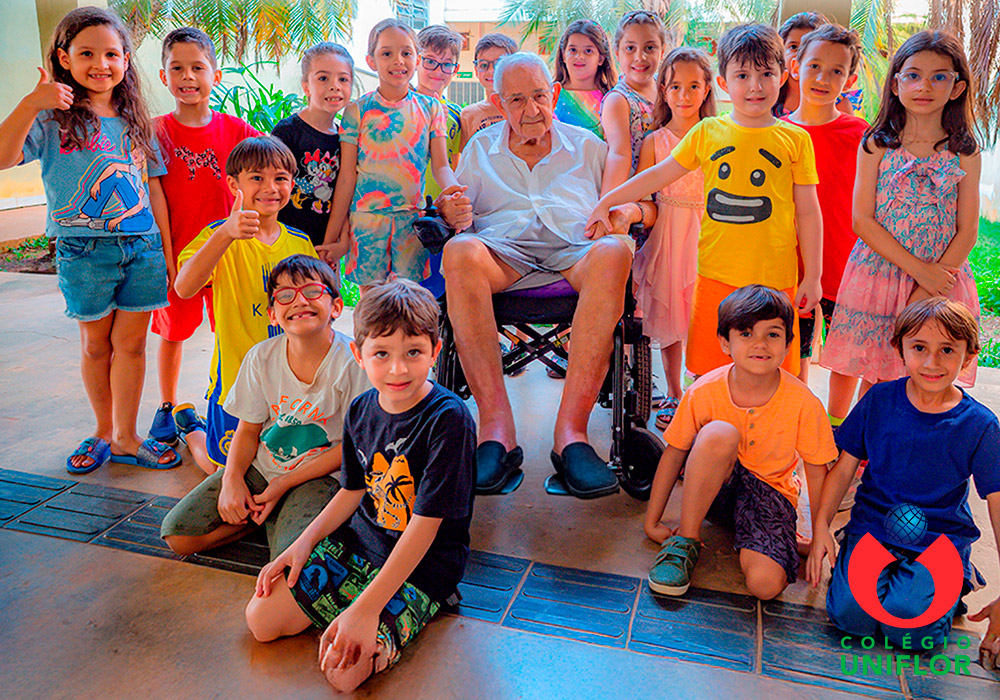 Professor Dr. Tobias com as crianças no Colégio Uniflor